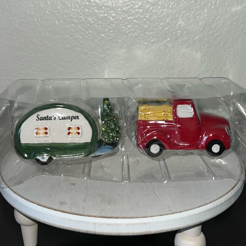 Charming Festive Christams Red Truck and Green‎ Camper Salt & Pepper Shaker Set